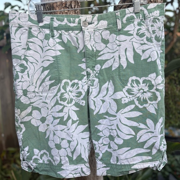 Lee Green and White Bermuda Shorts for Casual Summer Style - Picture 1 of 9